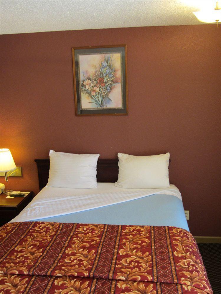 First Western Inn - Fairmont City Eksteriør bilde