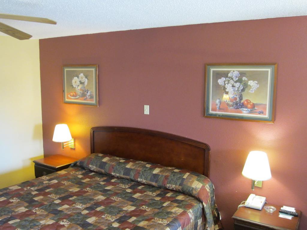 First Western Inn - Fairmont City Eksteriør bilde