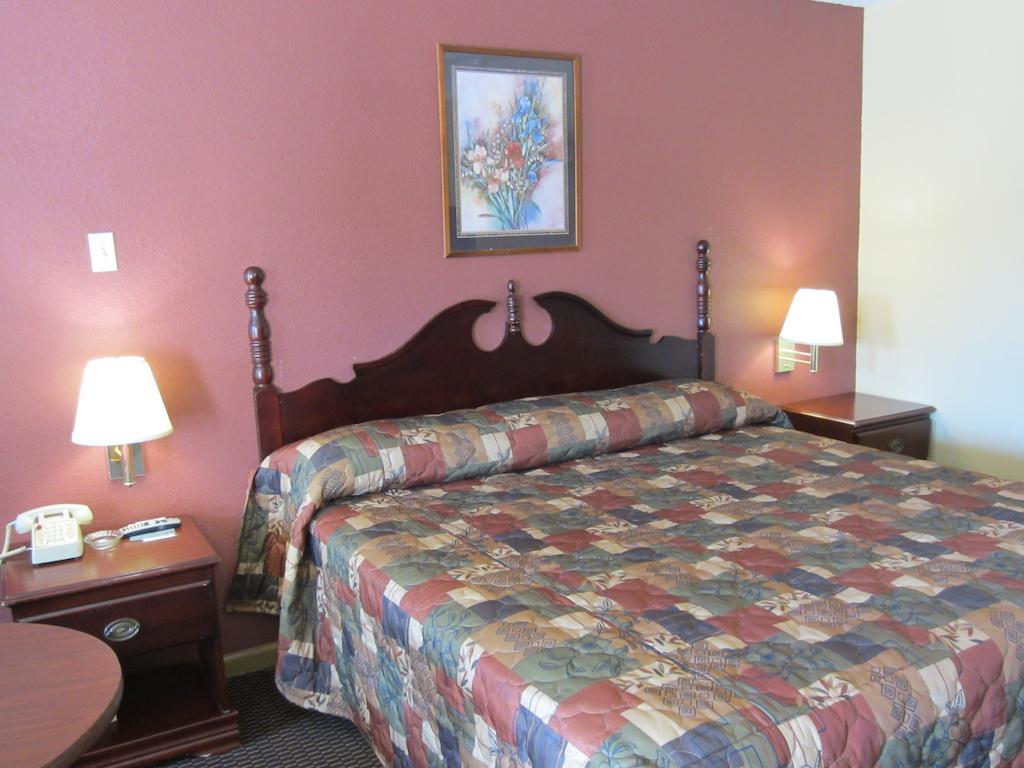 First Western Inn - Fairmont City Eksteriør bilde