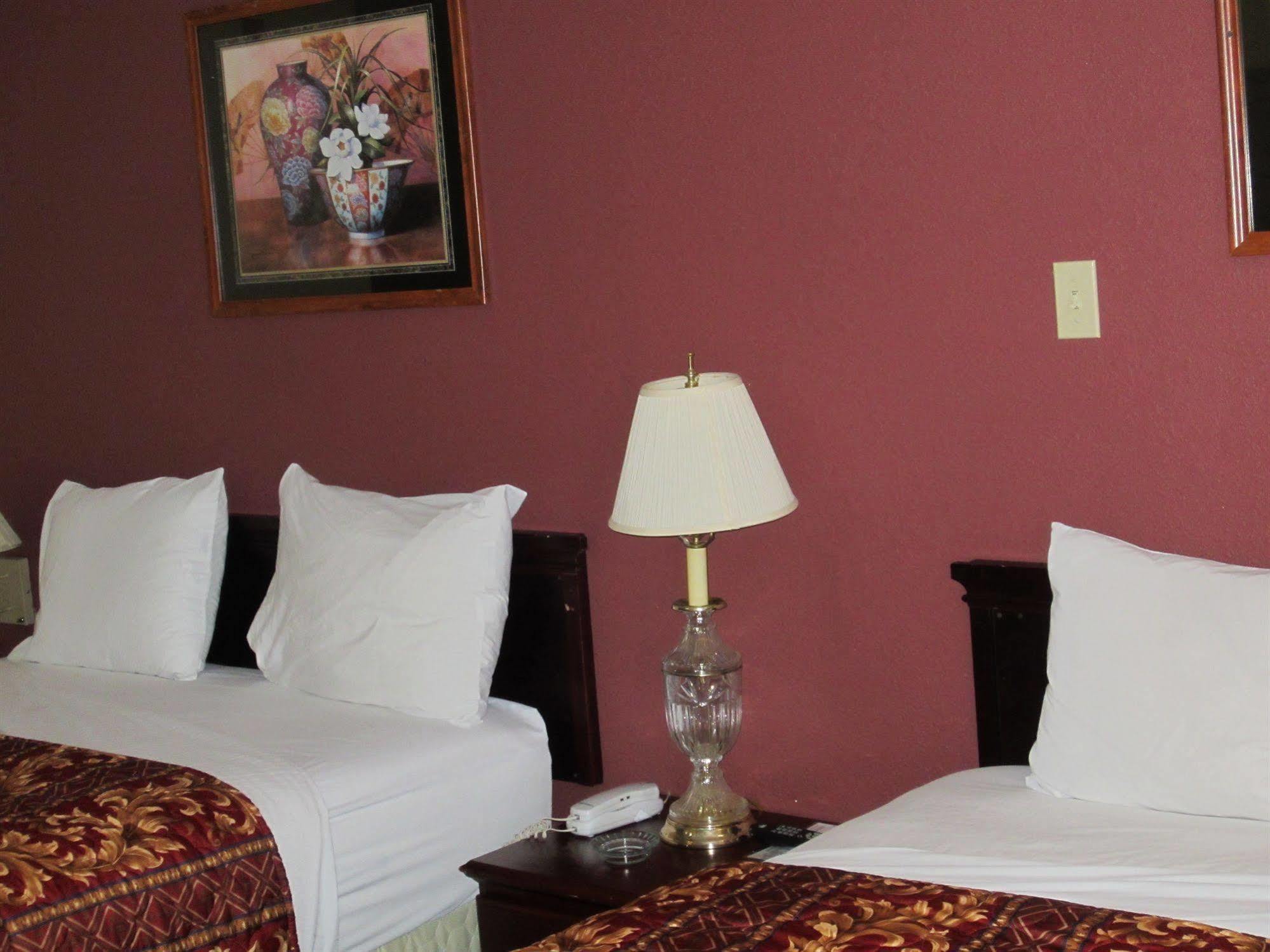 First Western Inn - Fairmont City Eksteriør bilde