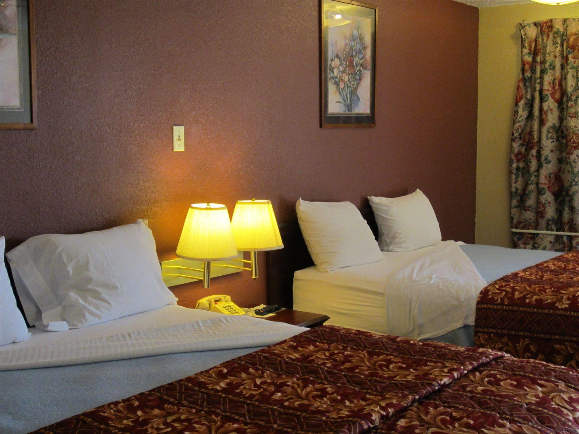 First Western Inn - Fairmont City Eksteriør bilde